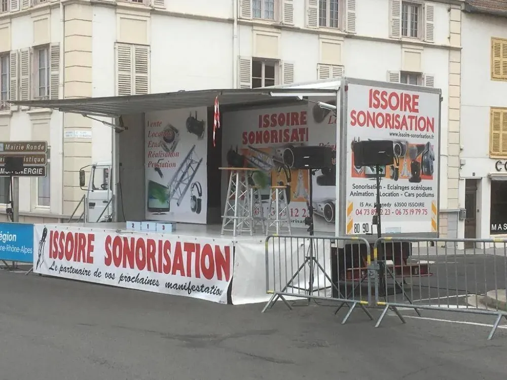 Camion podium près de Cournon-d’Auvergne